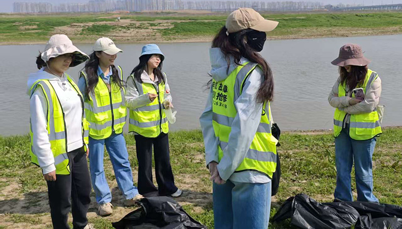 武汉凯迪正大电气有限公司携手“万袋计划”开展府河生态保护团建活动